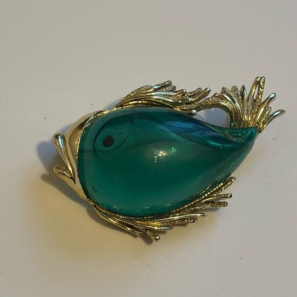 Vintage Art Deco Gold Tone and Green Clear Resin Fish Brooch Pin - Picture 1 of 7